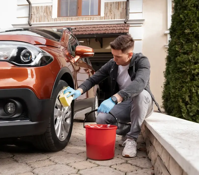 Lavage auto à domicile Saint-Gildas-des-Bois : professionnel intervenant sur un véhicule